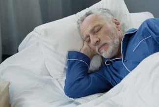 persona mayor durmiendo plácidamente gracias a la higiene del sueño