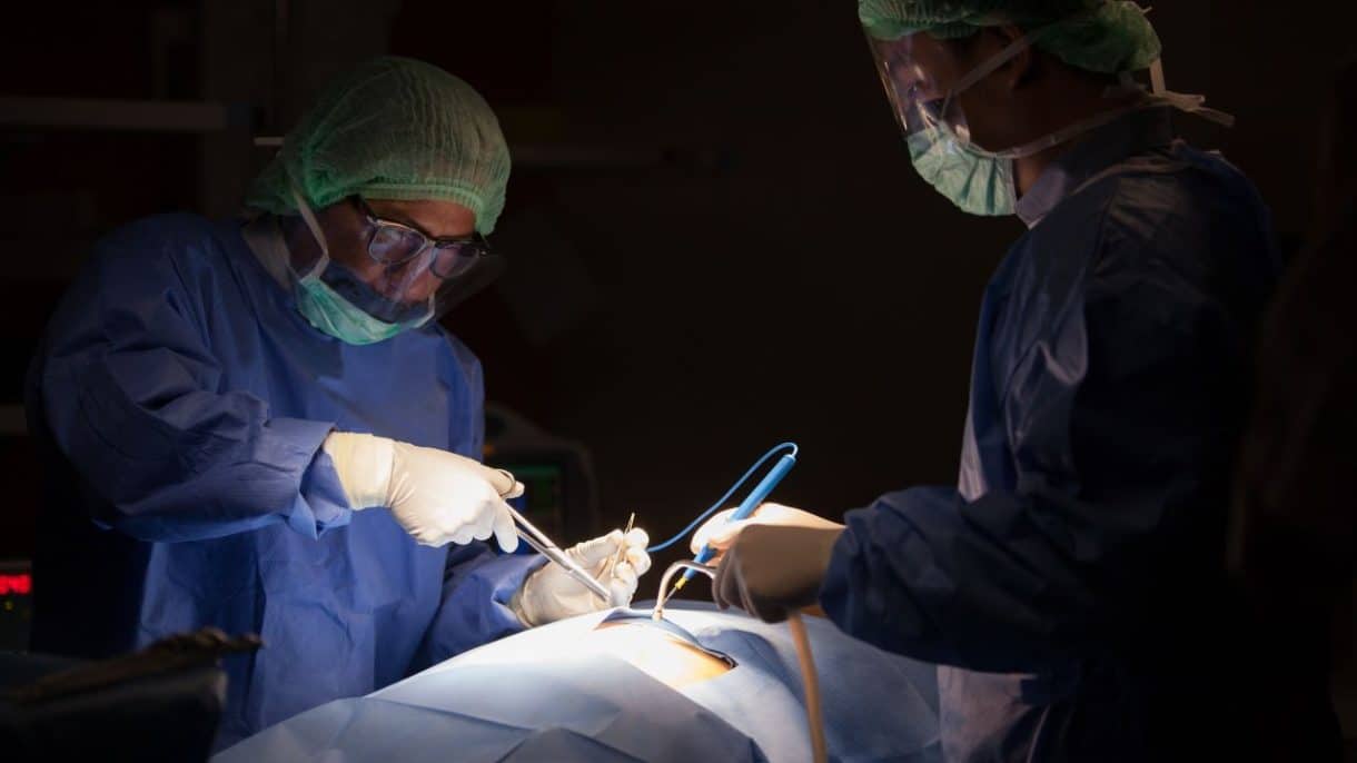 Médica explicando tipos de histerectomía a una paciente