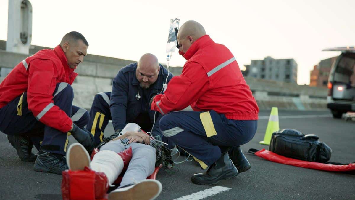 Paramédico brindando atención prehospitalaria avanzada en la calle