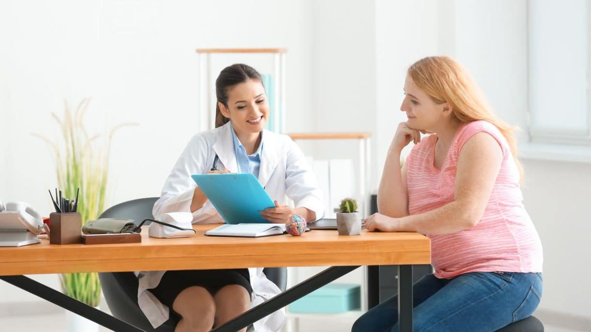 Profesional de la salud conversando con paciente en consulta inclusiva