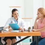 Profesional de la salud conversando con paciente en consulta inclusiva