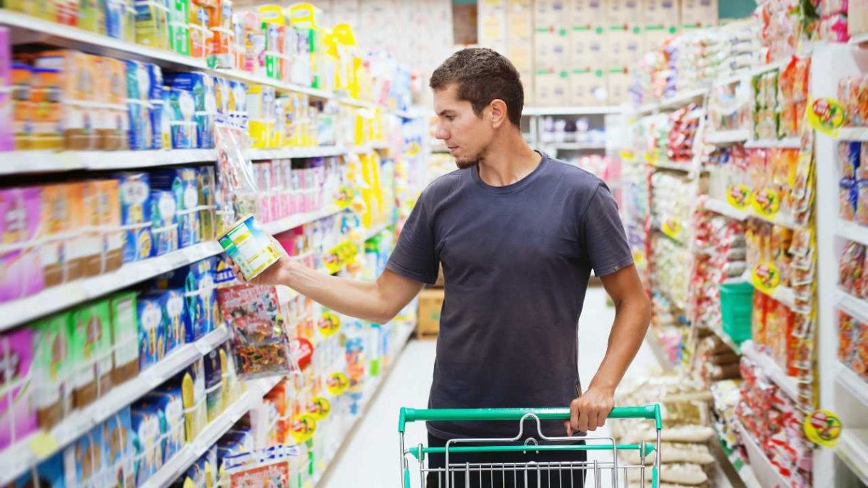 persona leyendo etiqueta nutricional para evaluar productos