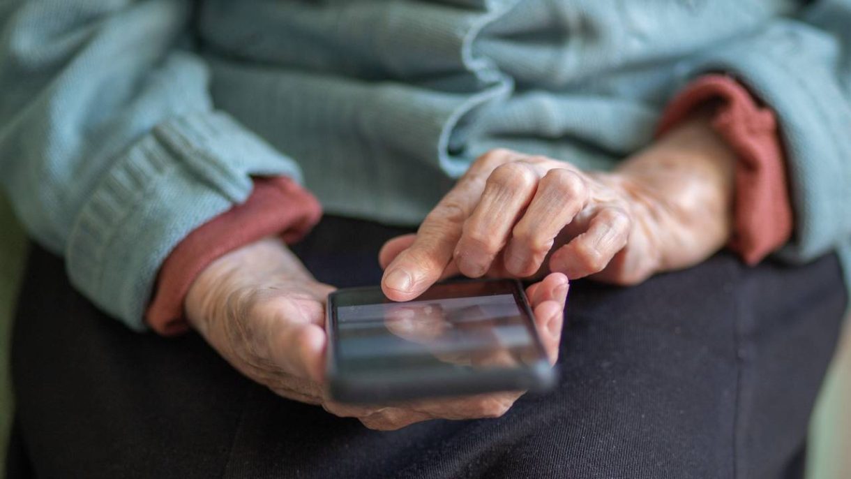 adulto mayor acompañado por tecnología para reducir la soledad