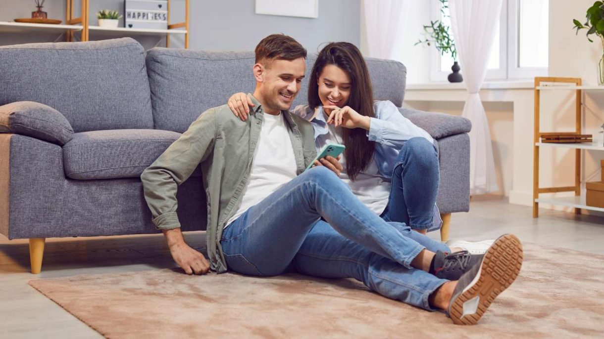 pareja usando tecnología para mejorar su relación