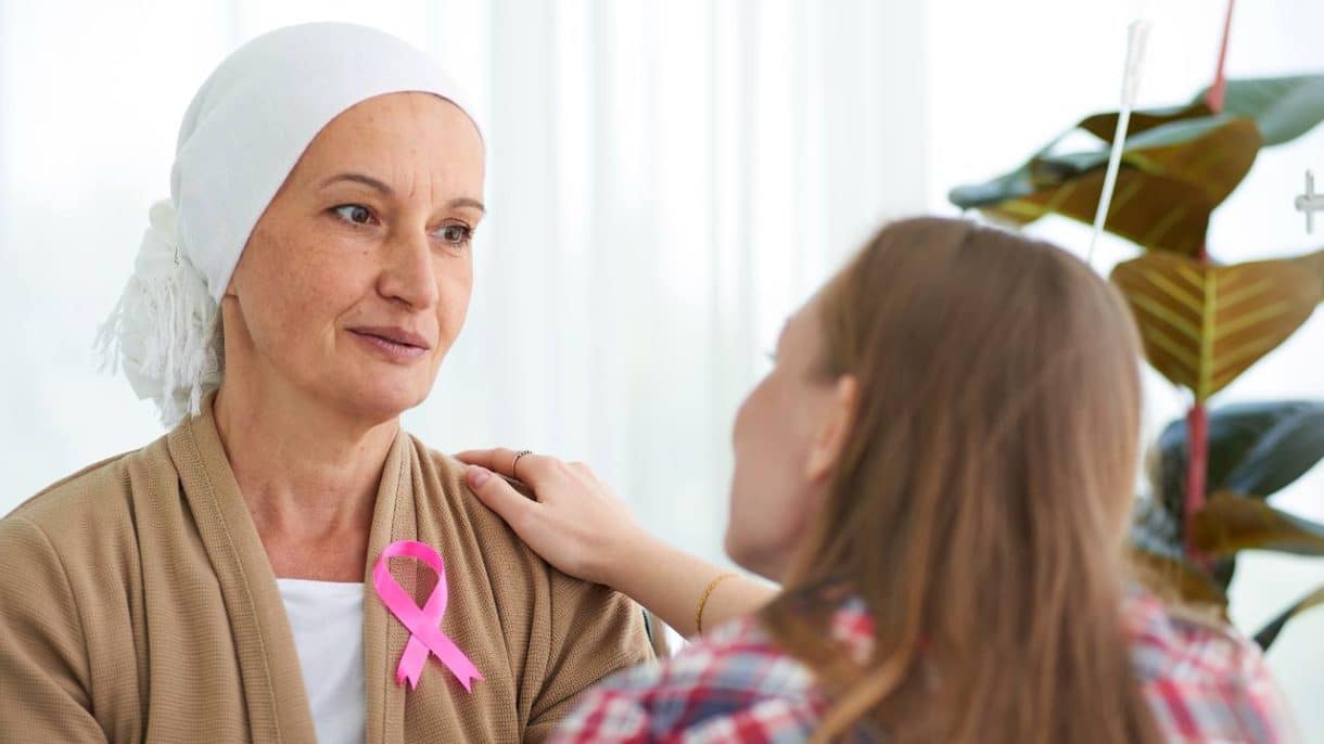 mujer con cáncer de mama metastásico recibiendo apoyo médico y emocional