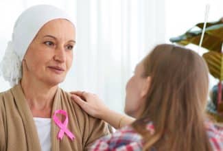 mujer con cáncer de mama metastásico recibiendo apoyo médico y emocional