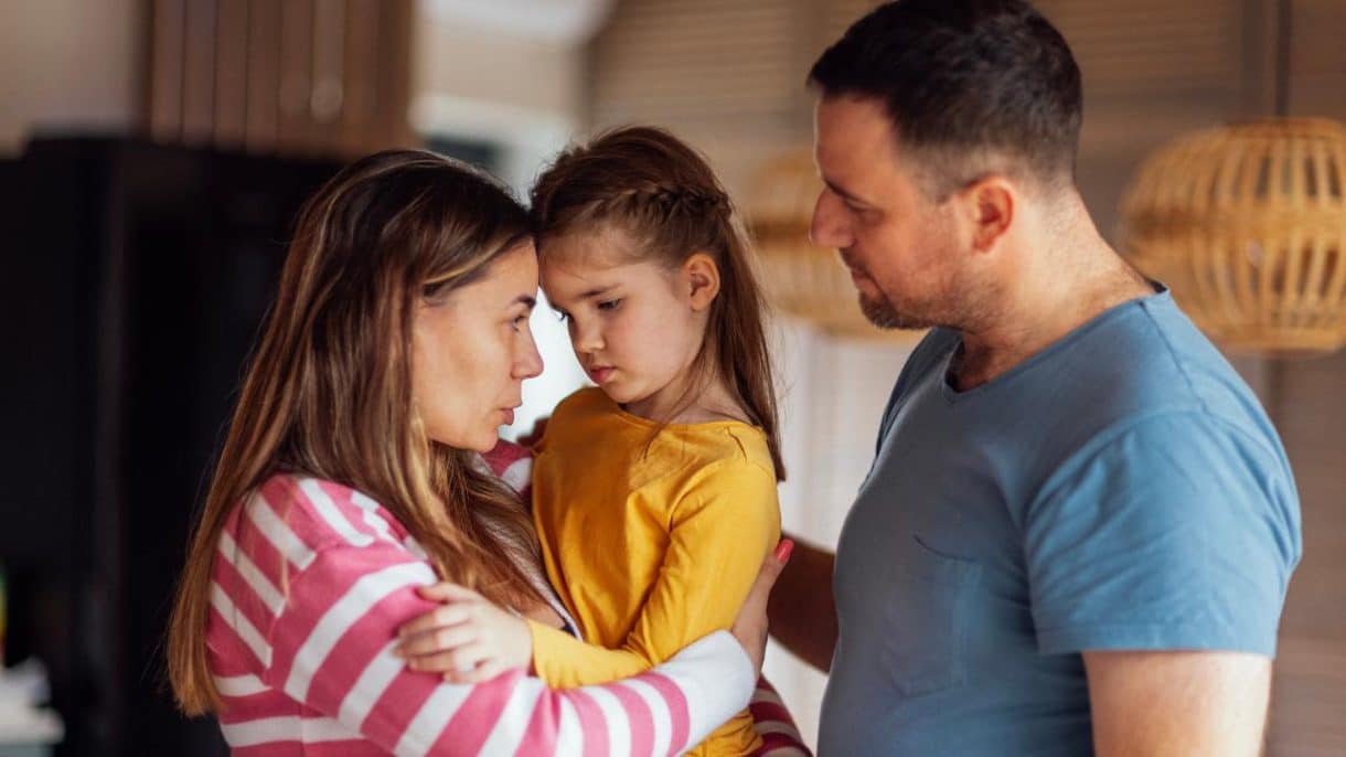 Padres separados ayudando a sus hijos a mantener la calma y seguridad