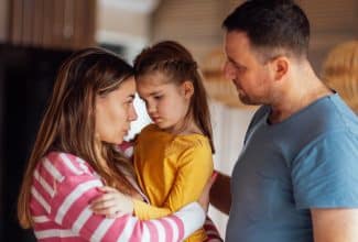 Padres separados ayudando a sus hijos a mantener la calma y seguridad