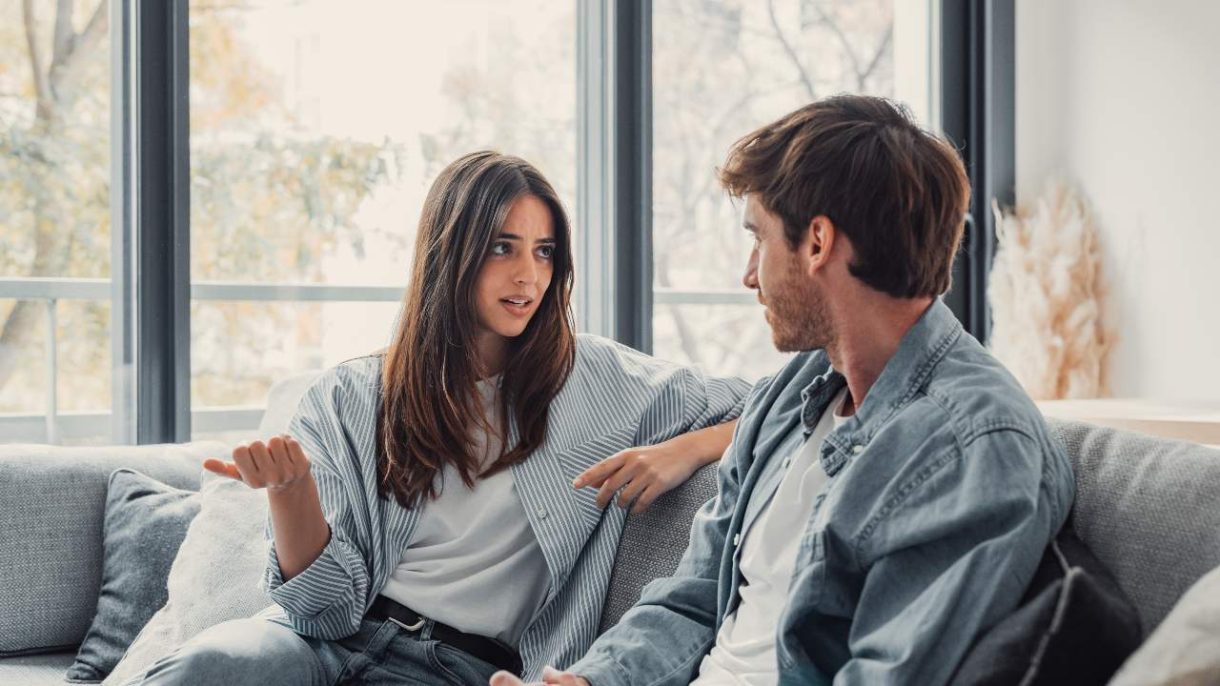 Pareja conversando sobre ITS en la relación