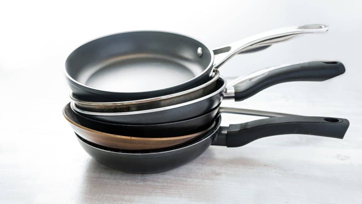 distintos tipos de sartenes en una cocina moderna