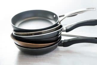 distintos tipos de sartenes en una cocina moderna
