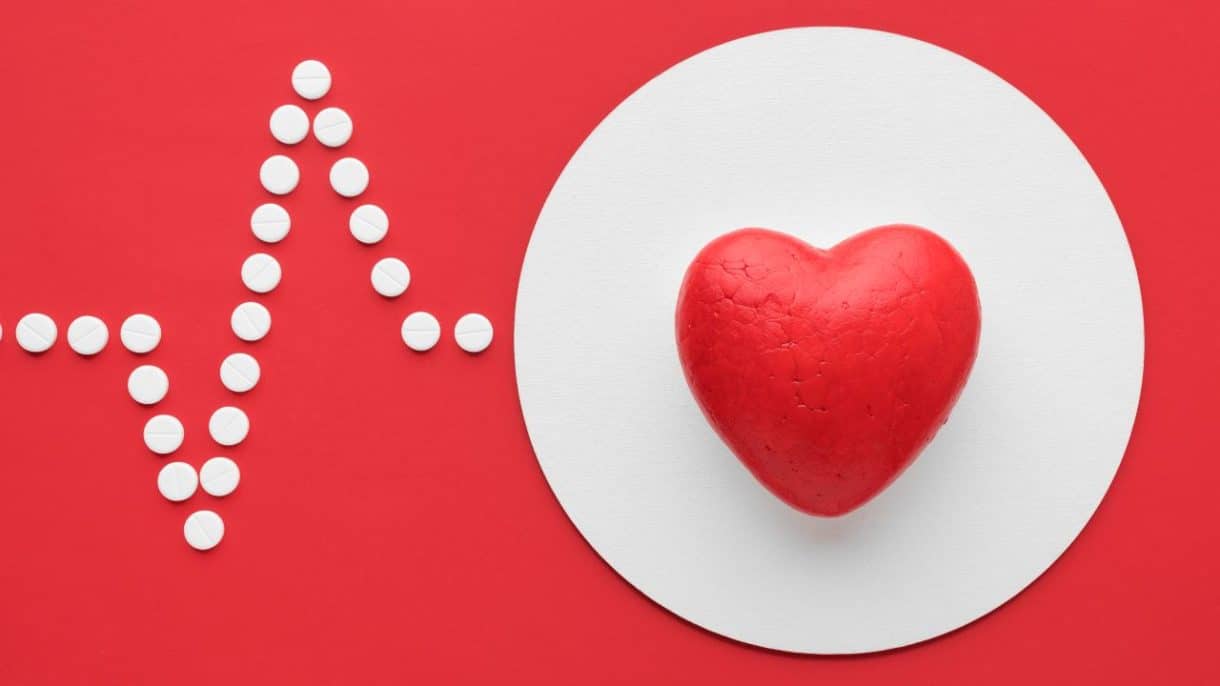 Ilustración de edulcorantes y corazón humano en salud cardiovascular