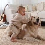 Bebé jugando con un perro que simboliza la protección contra el asma infantil 