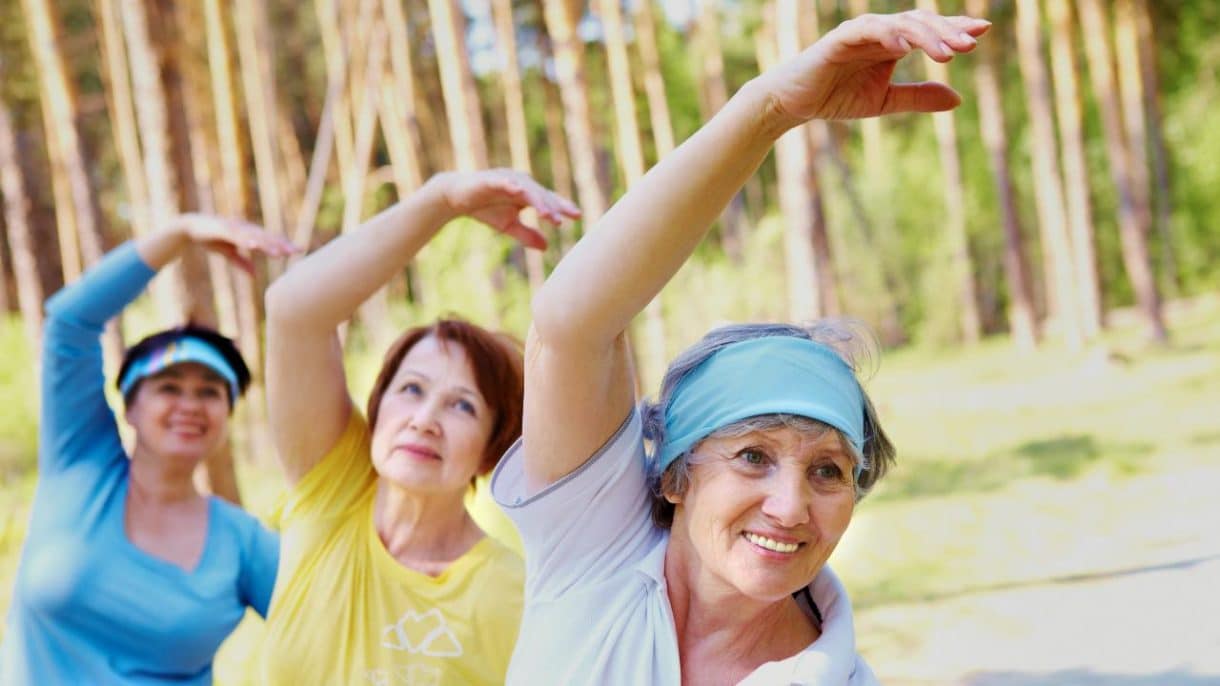 Mujer adulta mayor sonriente practicando hábitos saludables como parte de la prevención del Alzheimer.