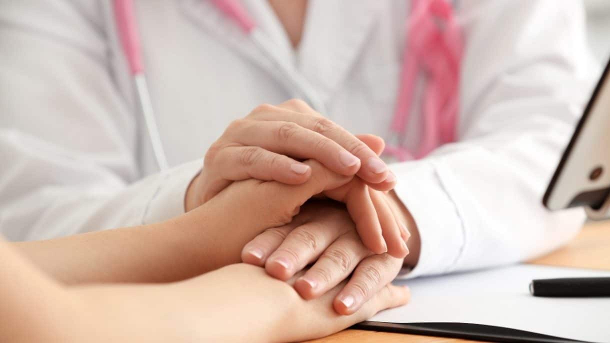 Mujer recibiendo apoyo emocional durante el tratamiento del cáncer de mama metastásico.