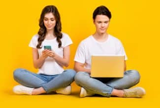 Mujeres y hombres representados con distinta edad por algoritmos de IA