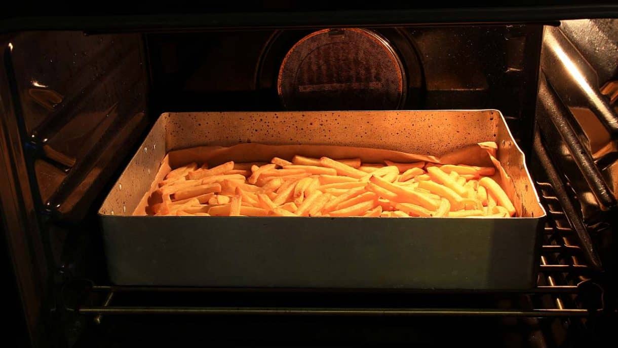 Papas fritas recién horneadas, ejemplo de formación de acrilamida en alimentos.