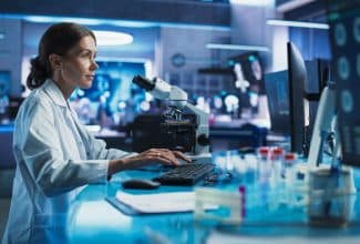 Investigadores analizando muestras tumorales en un laboratorio de oncología.