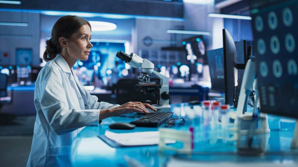 Investigadores analizando muestras tumorales en un laboratorio de oncología.