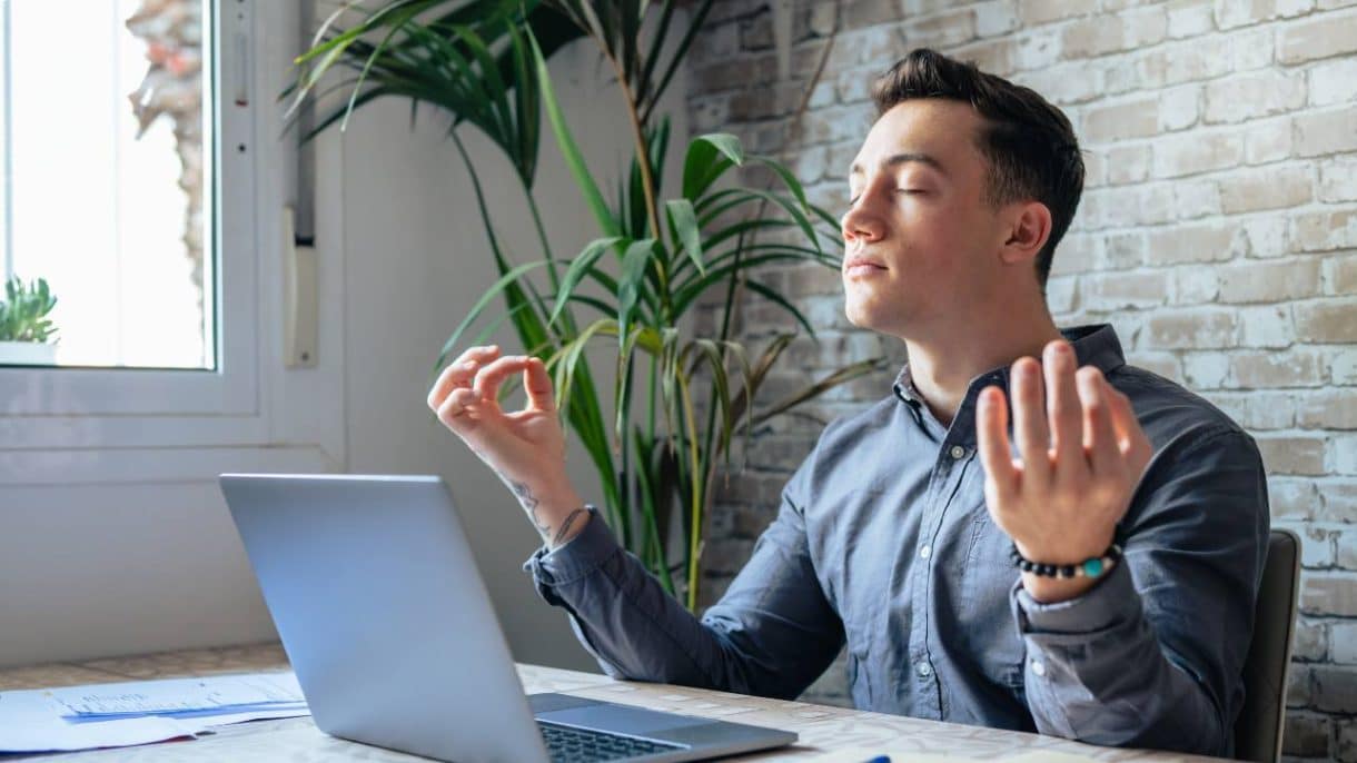 Persona practicando mindfulness para reducir el estrés crónico