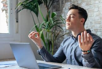 Persona practicando mindfulness para reducir el estrés crónico