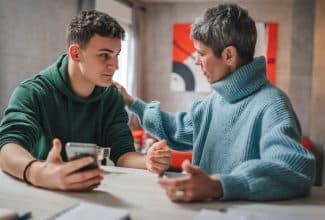 Padres conversando con su adolescente en un ambiente tranquilo y cercano.