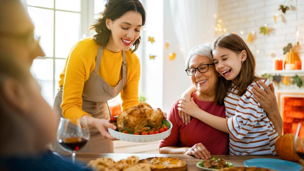 Mesa familiar de Thanksgiving mostrando unión y gratitud auténtica