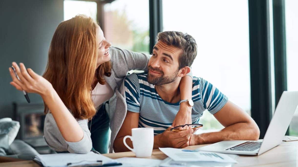 Pareja decidiendo si es el momento de tener un hijo.