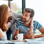 Pareja decidiendo si es el momento de tener un hijo.