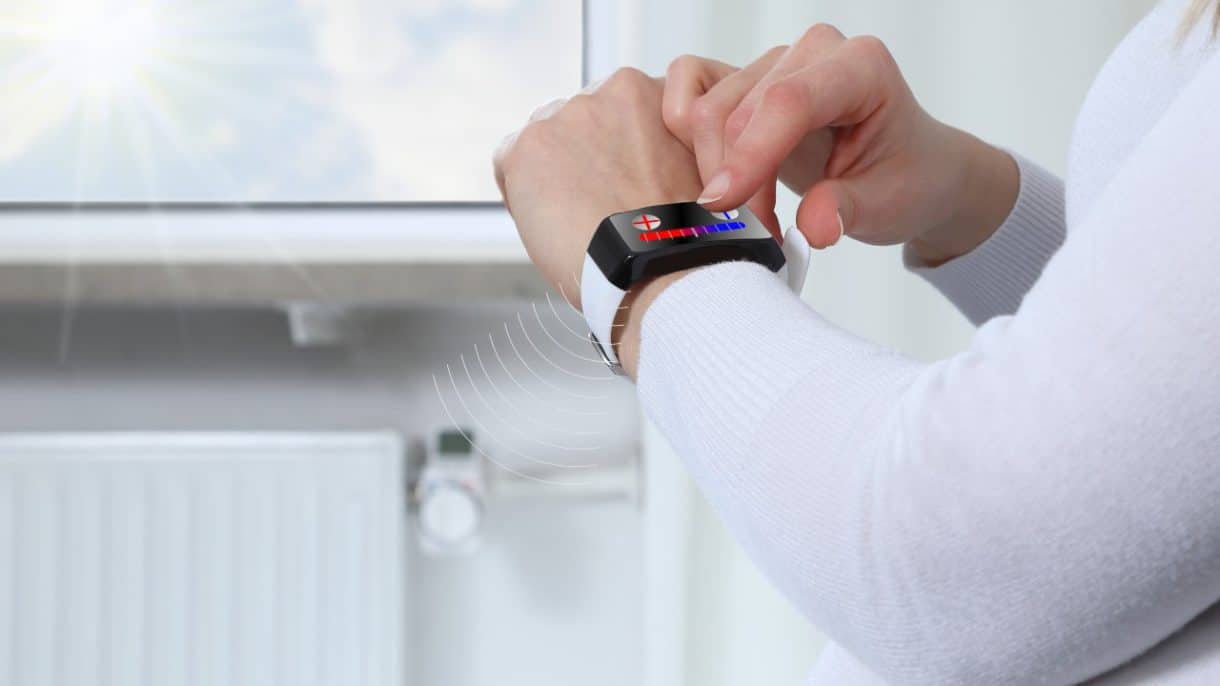 Reloj inteligente midiendo la temperatura de la piel en paciente con trastorno bipolar