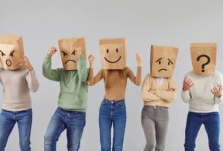 mujer adulta practicando técnicas para manejar las emociones en la vida diaria