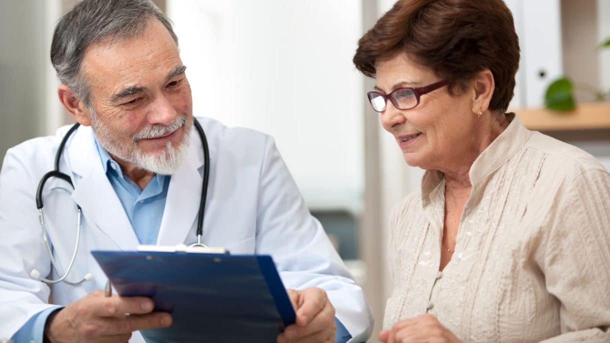 Médico explicando los síntomas y la prevención del ictus a un paciente