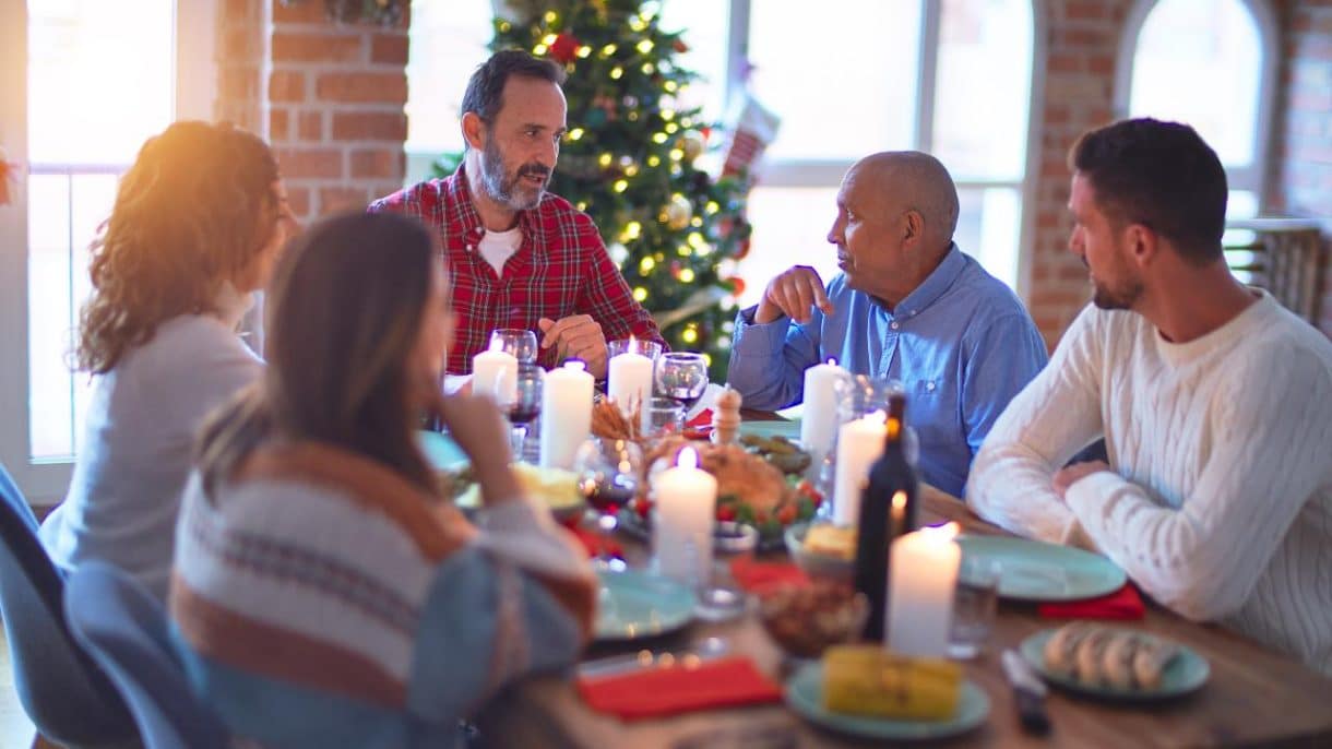 Persona afrontando una Navidad con heridas emocionales en familia