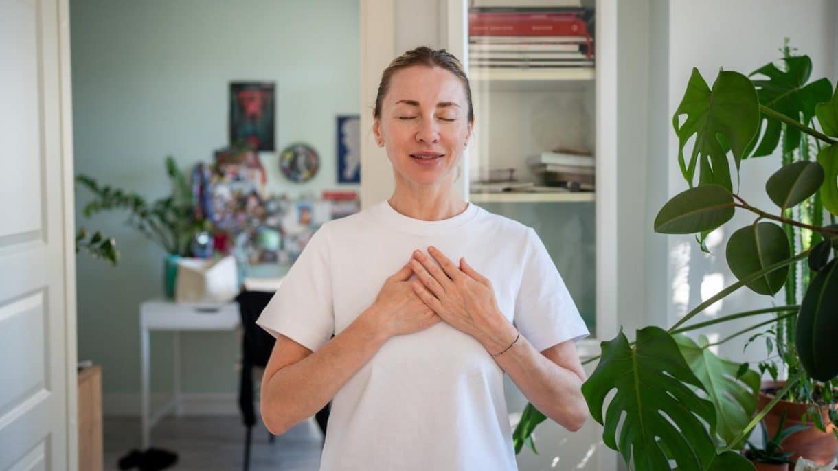 Persona practicando respiración profunda para convertir la emoción en un gesto