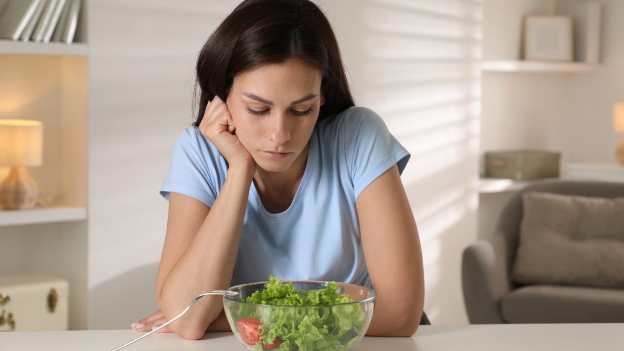 Persona hace una dieta muy restrictiva y experimenta cambios en su estado de ánimo.