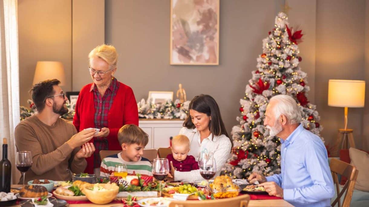 Familia celebrando una Navidad intergeneracional unida y alegre