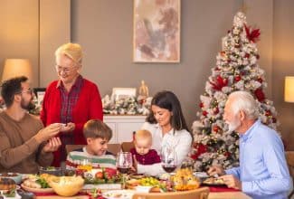 Familia celebrando una Navidad intergeneracional unida y alegre