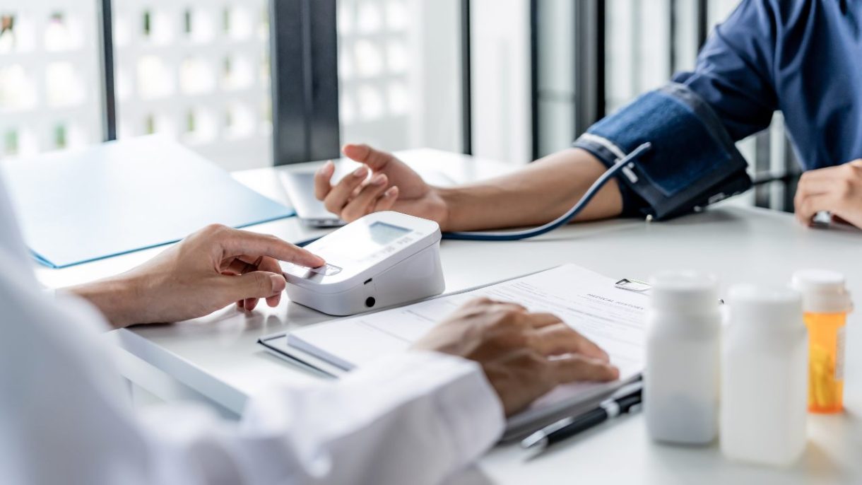 Persona revisando su salud cardiovascular y renal por diabetes
