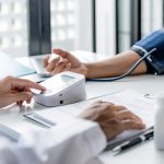 Persona revisando su salud cardiovascular y renal por diabetes