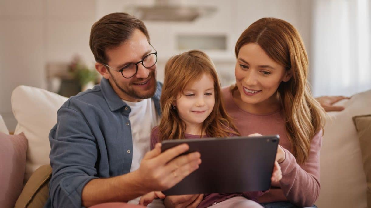Padre e hijo usando una tablet juntos en casa.