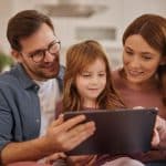 Padre e hijo usando una tablet juntos en casa.