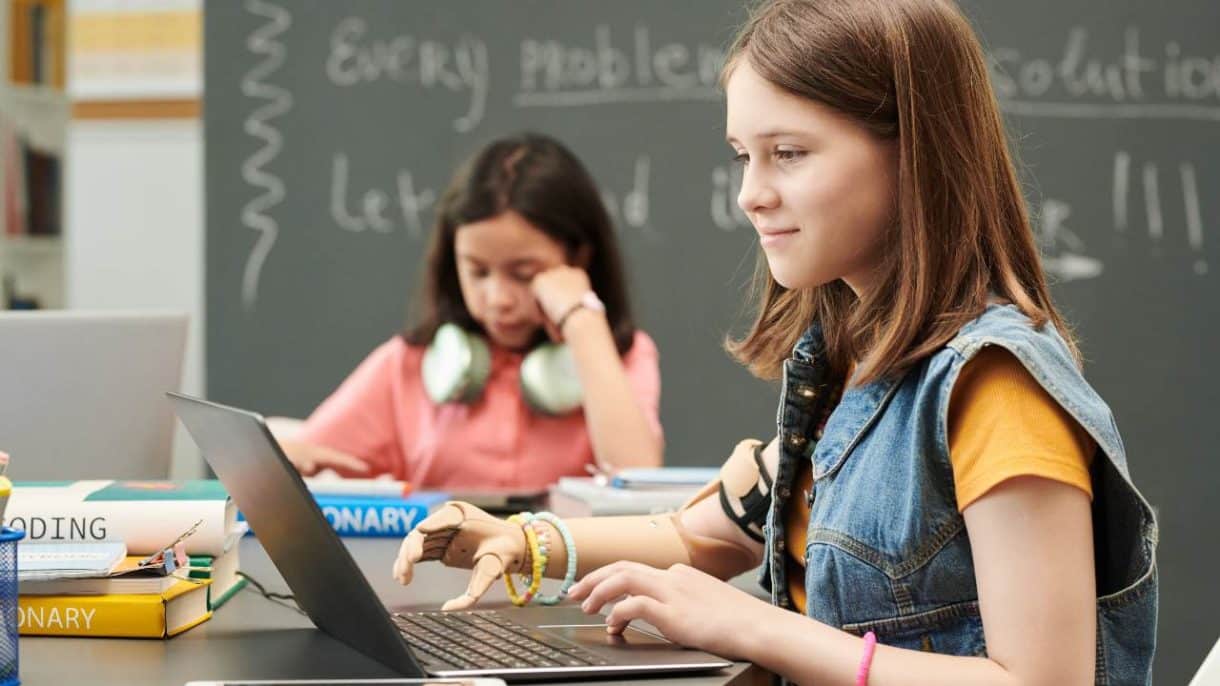 Niño usando tecnología accesible diseñada para inclusión educativa.