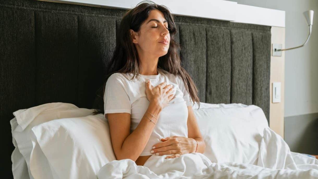 Mujer practicando ejercicios respiratorios para aliviar tos y flemas