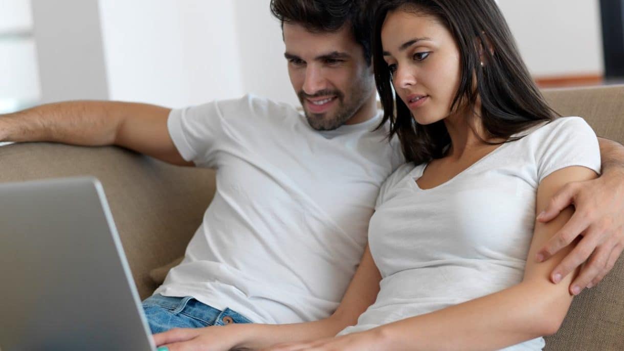 Familia informándose sobre avances en salud global