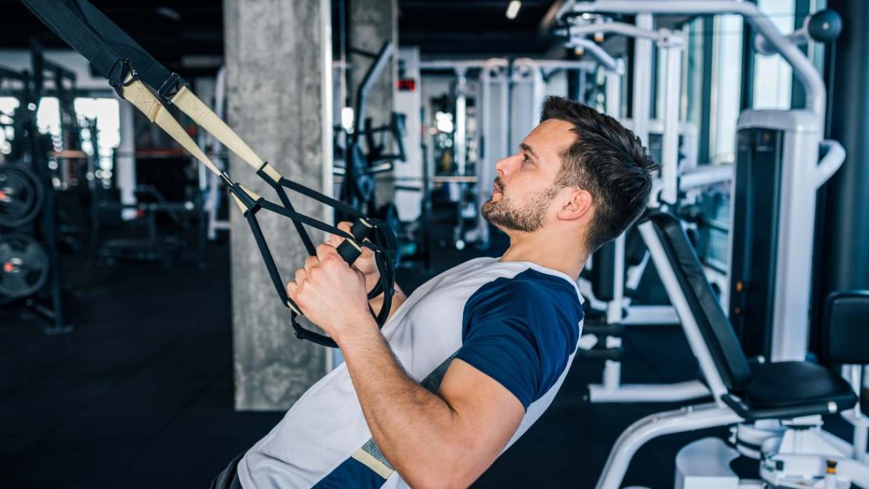 Hombre entrenando en el gimnasio con preocupación excesiva por la musculatura