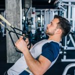 Hombre entrenando en el gimnasio con preocupación excesiva por la musculatura