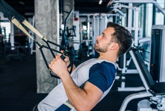 Hombre entrenando en el gimnasio con preocupación excesiva por la musculatura