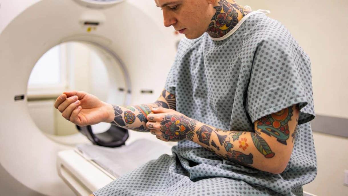 Paciente con tatuajes preparándose para un MRI