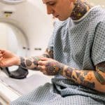 Paciente con tatuajes preparándose para un MRI