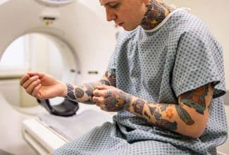 Paciente con tatuajes preparándose para un MRI